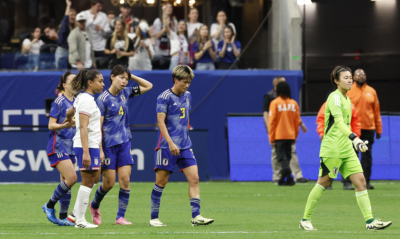 米国に逆点負けし、うつむく南（中央）ら女子日本代表（共同）