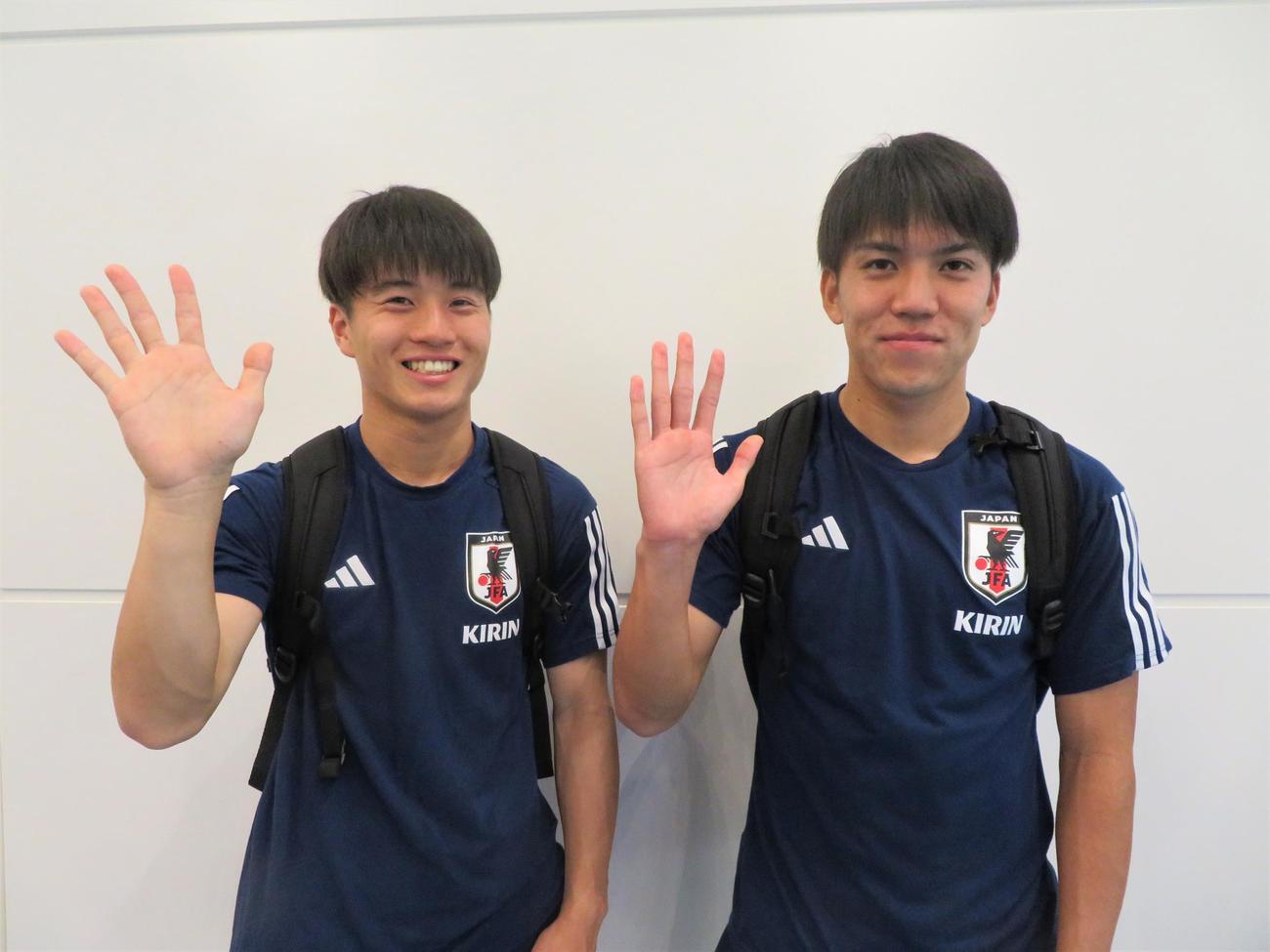 U23アジア杯カタール大会に向けて出発したU－23日本代表MF川崎颯太（左）とMF田中聡（撮影・佐藤成）