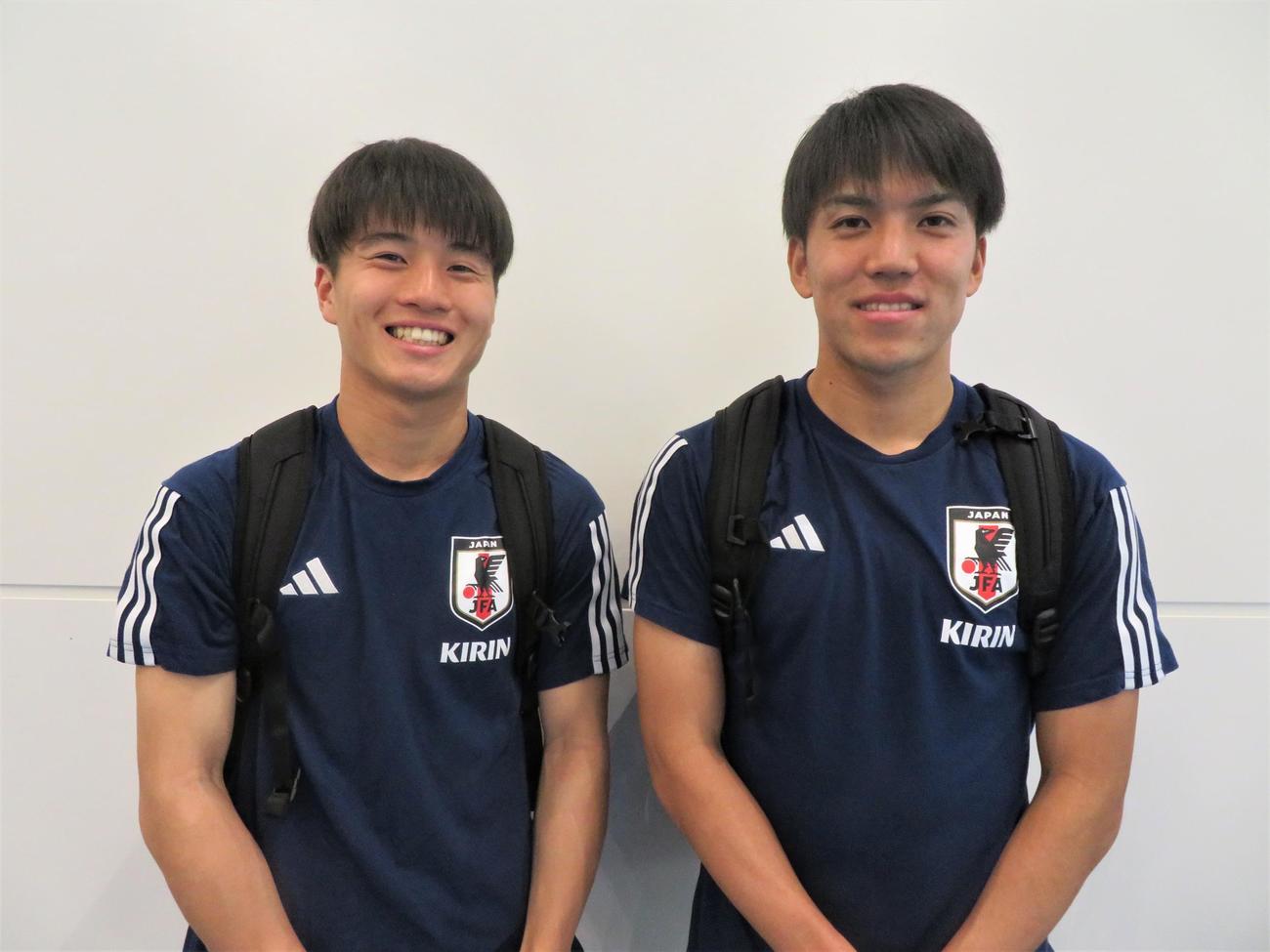 U23アジア杯カタール大会に向けて出発したU－23日本代表MF川崎颯太（左）とMF田中聡（撮影・佐藤成）