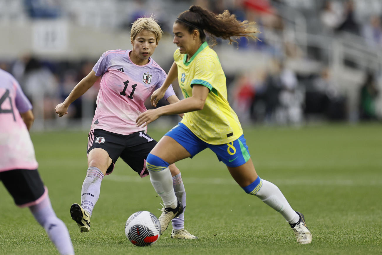 日本代表の田中美南をドリブルで抜き去るブラジルのアンジェリーナ（右）（AP）