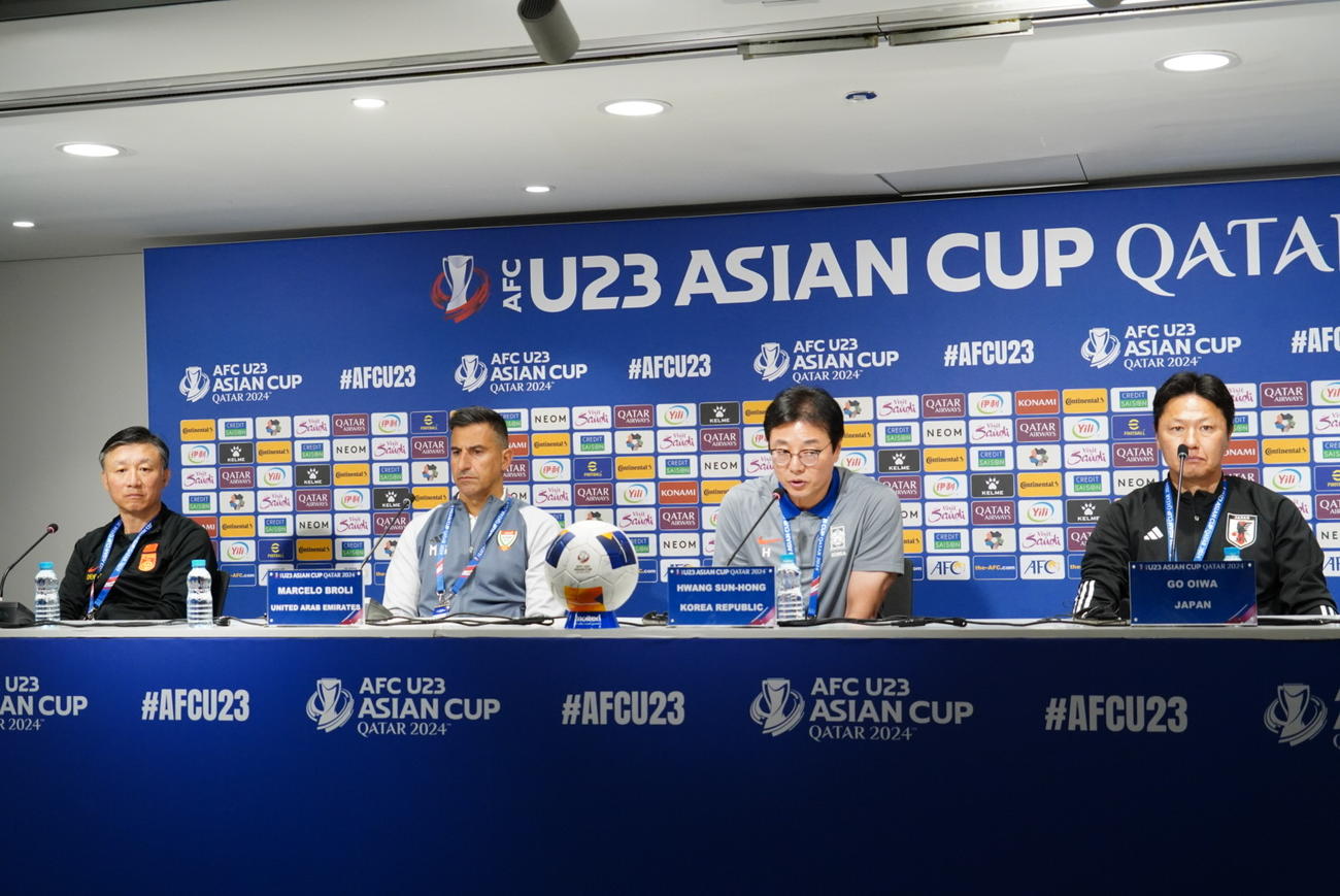 U－23アジア杯カタール大会の1次リーグB組公式会見に出席した、左からU－23中国代表チェン・ヤオドン監督、U－23UAE代表ブロリ監督、U－23韓国代表ファン・ソンホン監督、U－23日本代表大岩剛監督（撮影・佐藤成）