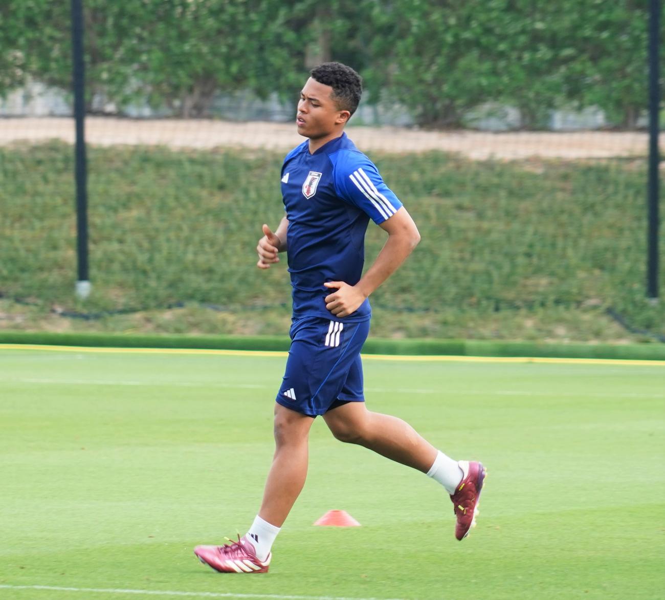 U－23アジア杯カタール大会の1次リーグ初戦のU－23中国代表戦に向けて調整するU－23日本代表MF藤田譲瑠チマ主将（撮影・佐藤成）