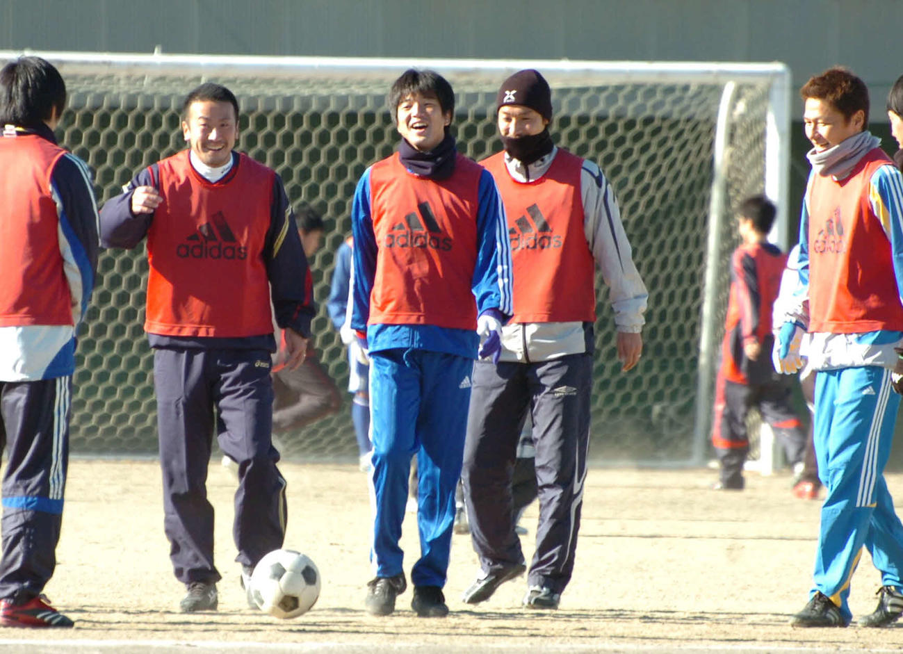 09年1月、母校清水商業の初蹴りに参加したOBら　右から鹿島大岩、徳島河野、磐田名波、大分小林