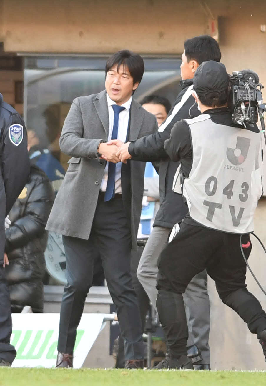 17年12月、磐田対鹿島　スコアレスドローに終わった磐田名波監督（左）は鹿島大岩監督と握手する