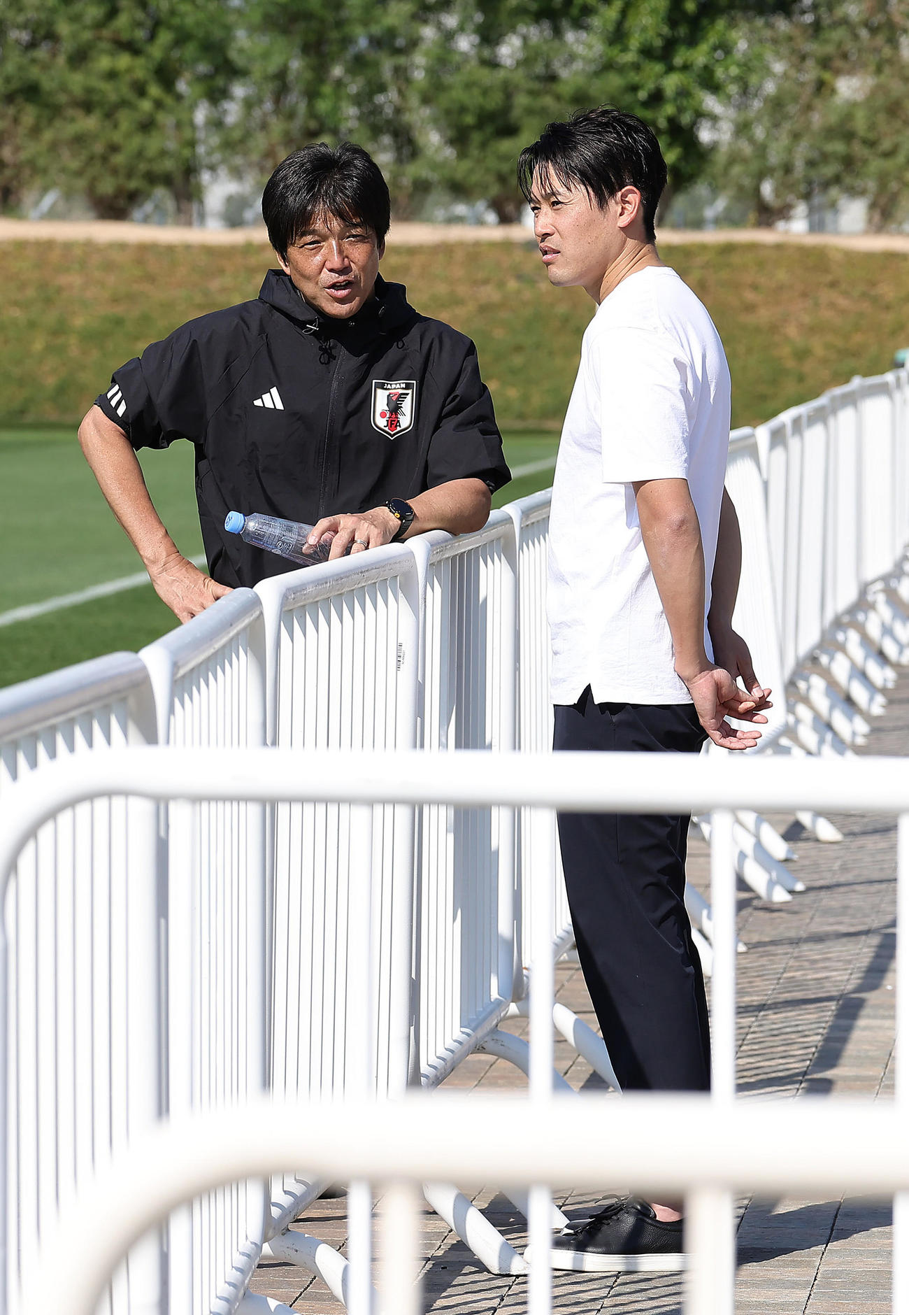 サッカー日本代表練習　アジアカップ（杯）カタール大会関連　談笑する、名波浩コーチ（左）と内田篤人氏（2024年1月12日撮影）
