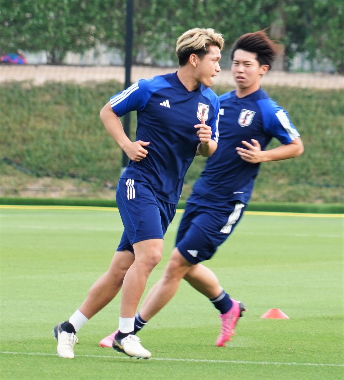 U－23アジア杯カタール大会の1次リーグ初戦のU－23中国代表戦に向けて調整するU－23日本代表MF松木玖生（左）。右はDF鈴木海音（撮影・佐藤成）