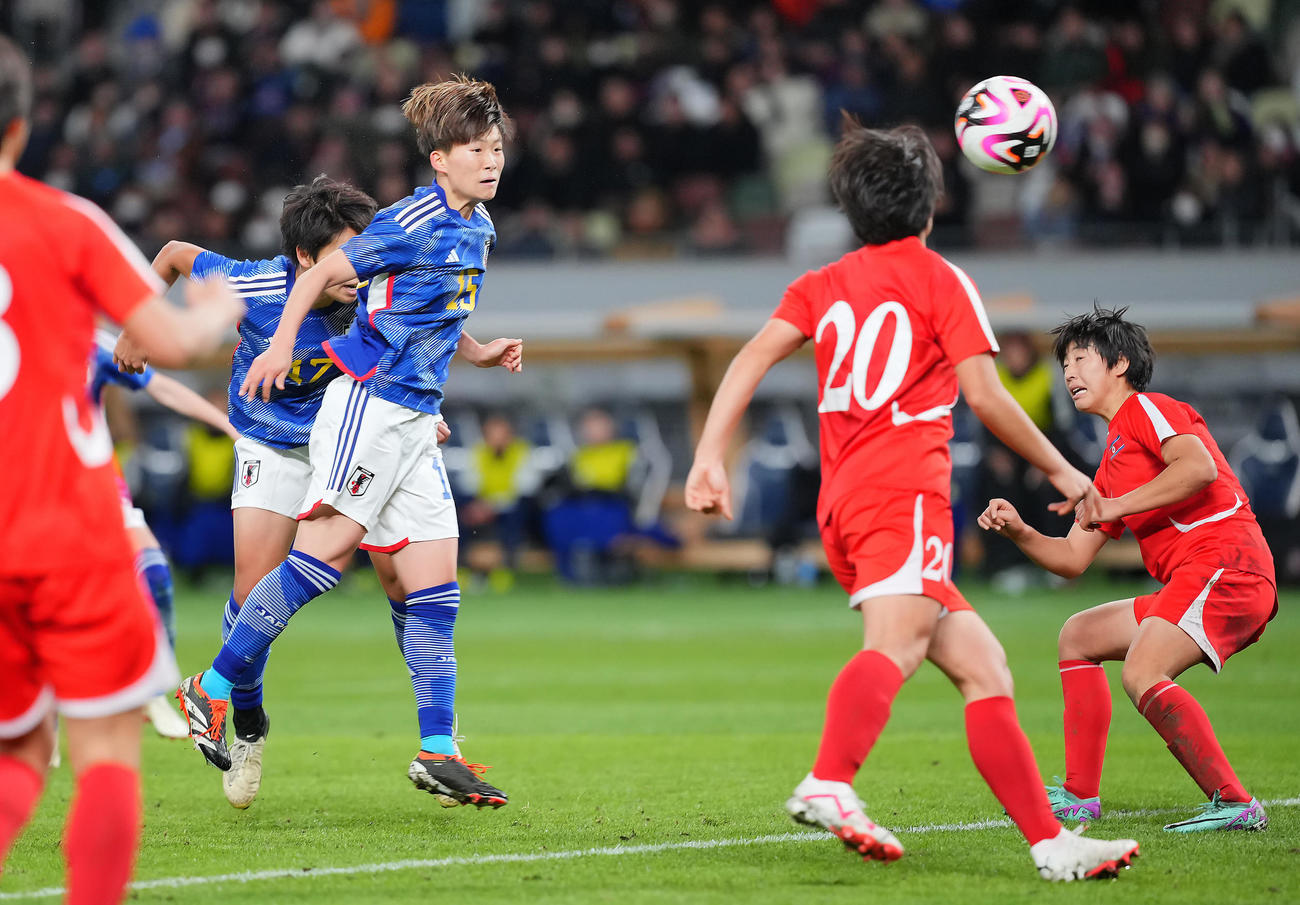 日本対北朝鮮　後半、クロスにヘディングで合わせゴールを決める藤野あおば（左）（24年2月28日撮影）