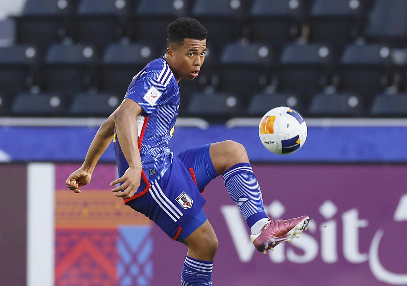 日本対中国　前半、パスを出す藤田（共同）