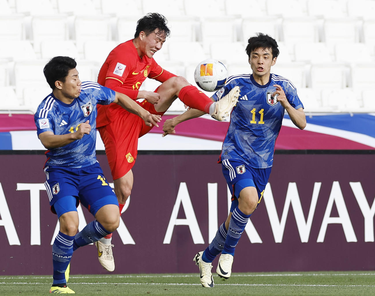 日本対中国　前半、競り合う山田楓（右）ら（共同）