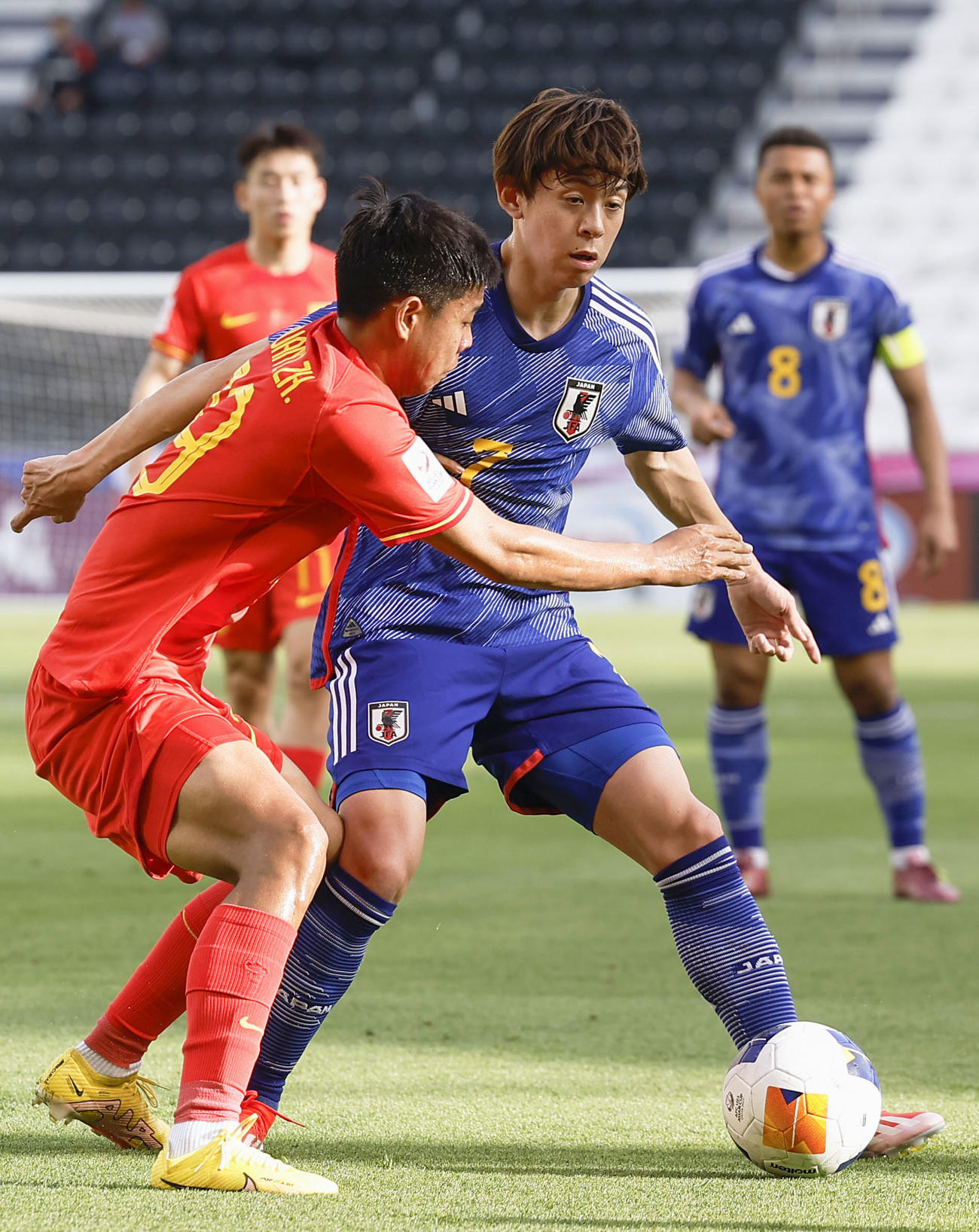 日本対中国　前半、競り合う山本（右）（共同）