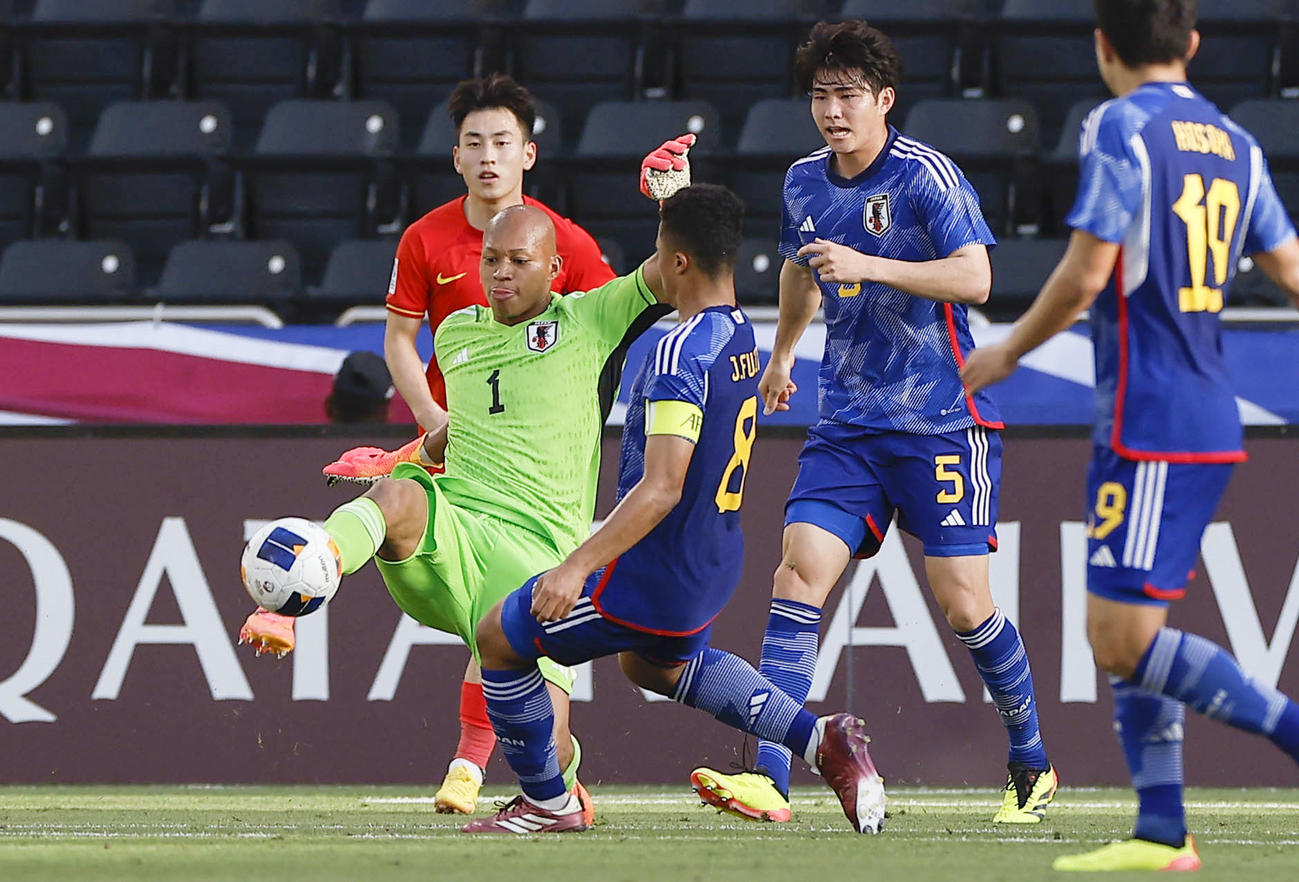 日本対中国　前半、クリアするGK小久保（左下）（共同）