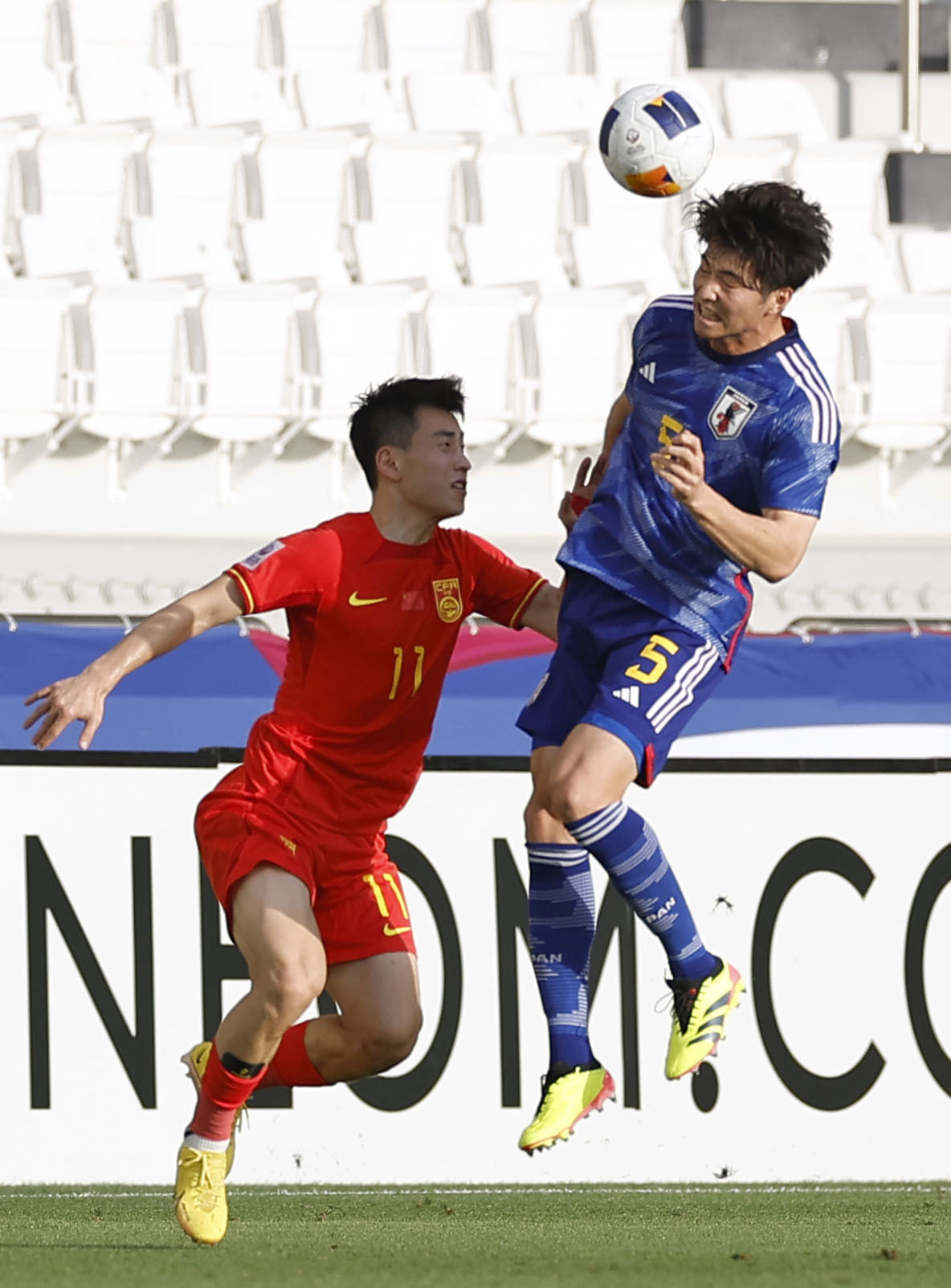 日本対中国　前半、競り合う木村（右）（共同）