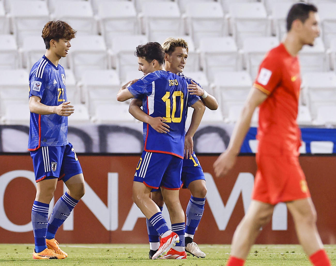 日本対中国　中国に競り勝ち、佐藤と抱き合う松木（共同）