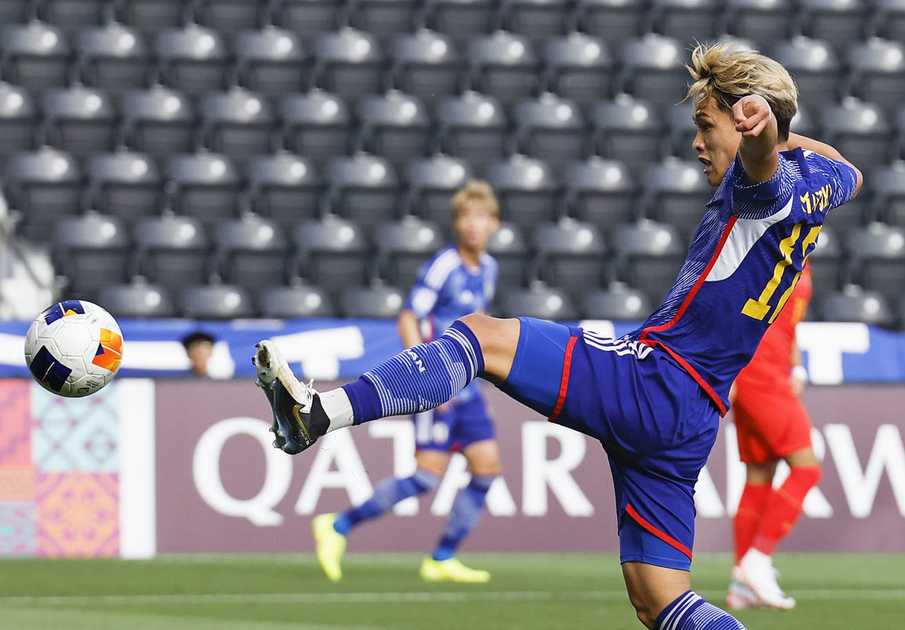 日本対中国　前半、先制ゴールを決める松木（共同）