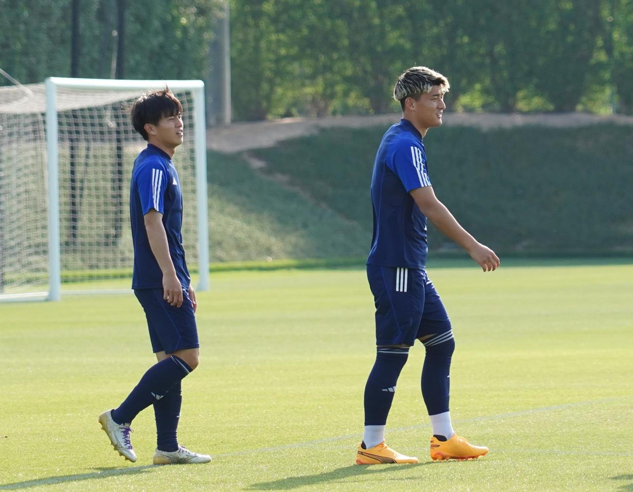U－23アジア杯カタール大会の1次リーグ第2戦のU－23UAE代表戦に向けて調整するU－23日本代表DF西尾隆矢（右）。左はMF川崎颯太（撮影・佐藤成）