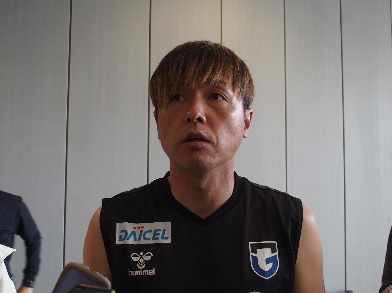 取材対応するG大阪の遠藤保仁コーチ（撮影・永田淳）