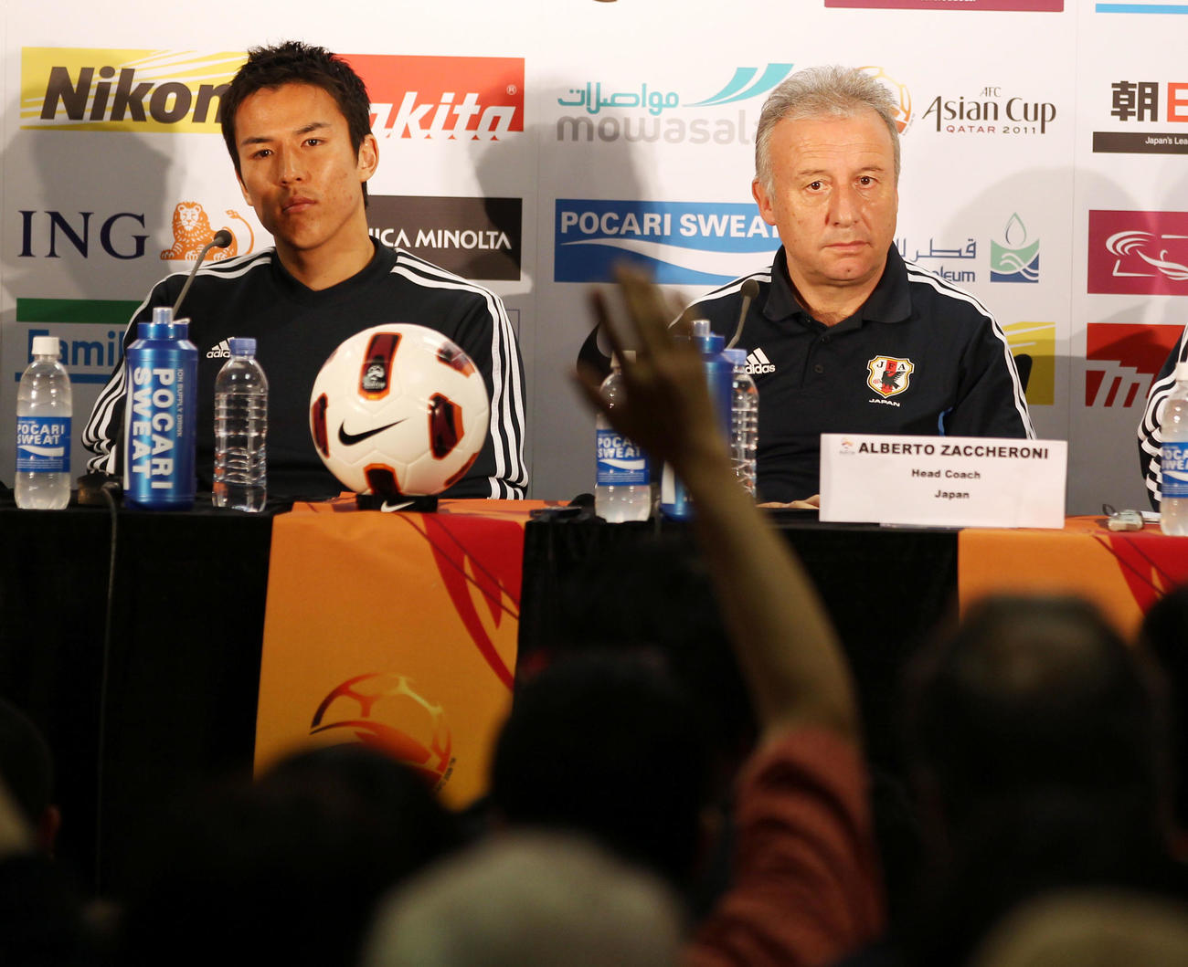 2011年1月24日、試合前日会見で質問する記者の方向を見つめるザッケローニ監督。左は長谷部