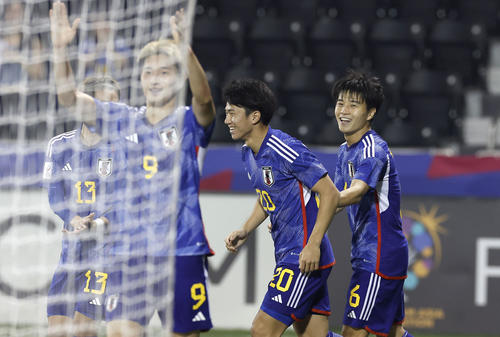 日本－UAE　後半、チーム2点目のゴールを決め、喜ぶ川崎（右端）（共同）