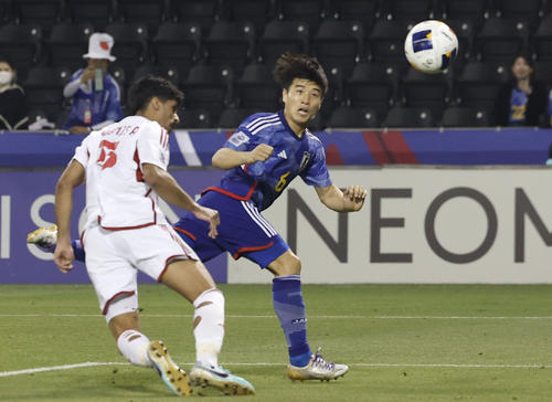 日本－UAE　後半、ヘディングでチーム2点目のゴールを決める川崎（右）（共同）