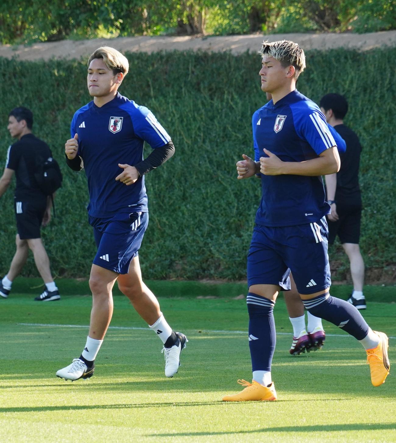 U－23アジア杯カタール大会の1次リーグ第2戦のU－23UAE代表戦に向けて調整するU－23日本代表MF松木玖生（左）とDF西尾隆矢（撮影・佐藤成）