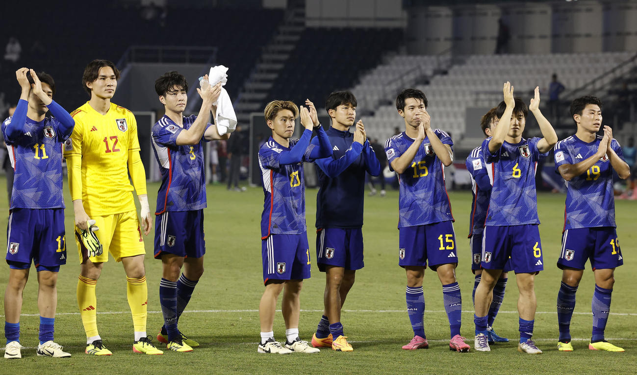 UAEに勝利し準々決勝進出を決め、サポーターにあいさつする木村（左から3人目）らU－23日本代表（共同）
