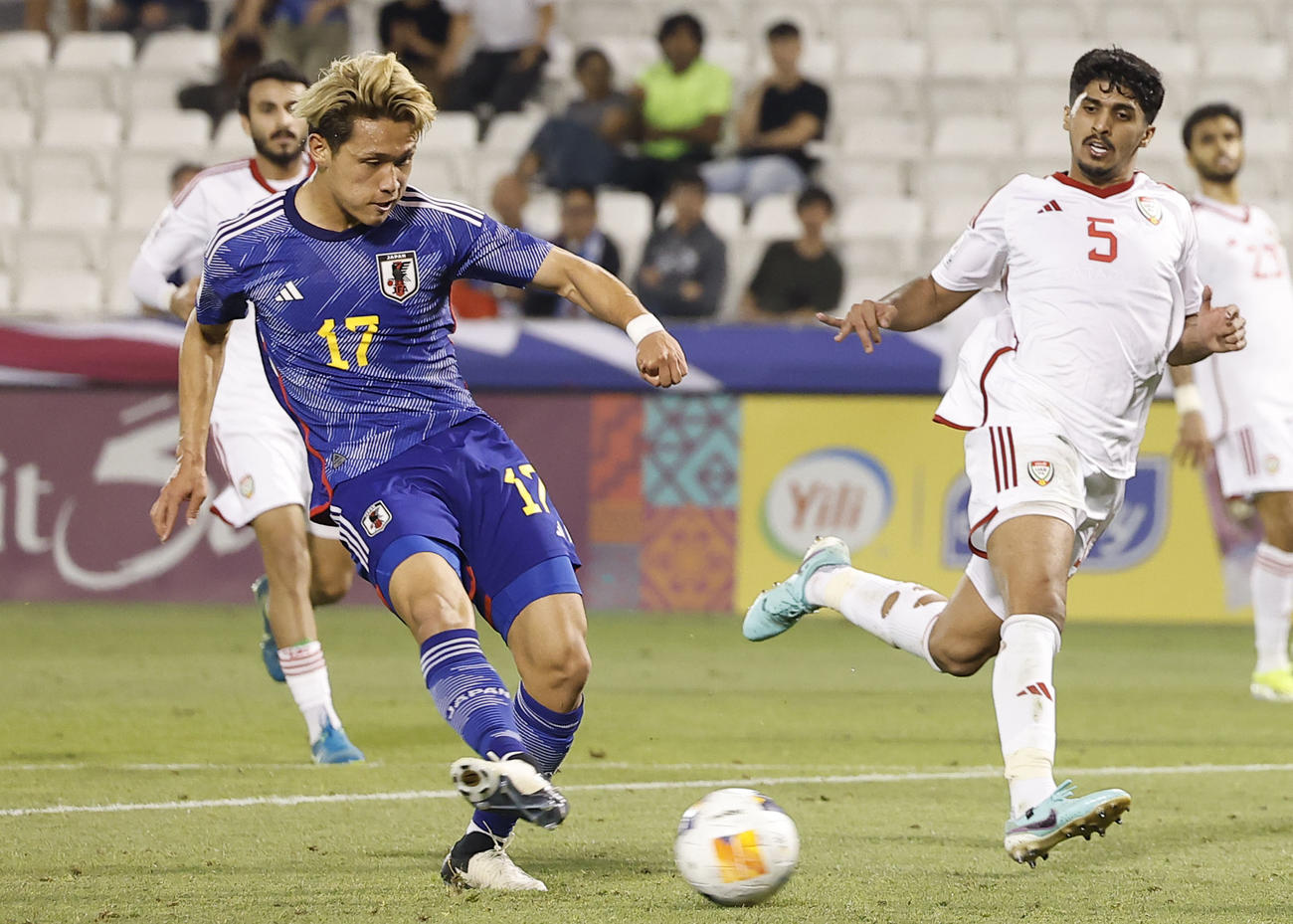 日本－UAE　後半、シュートを放つ松木（左）（共同）
