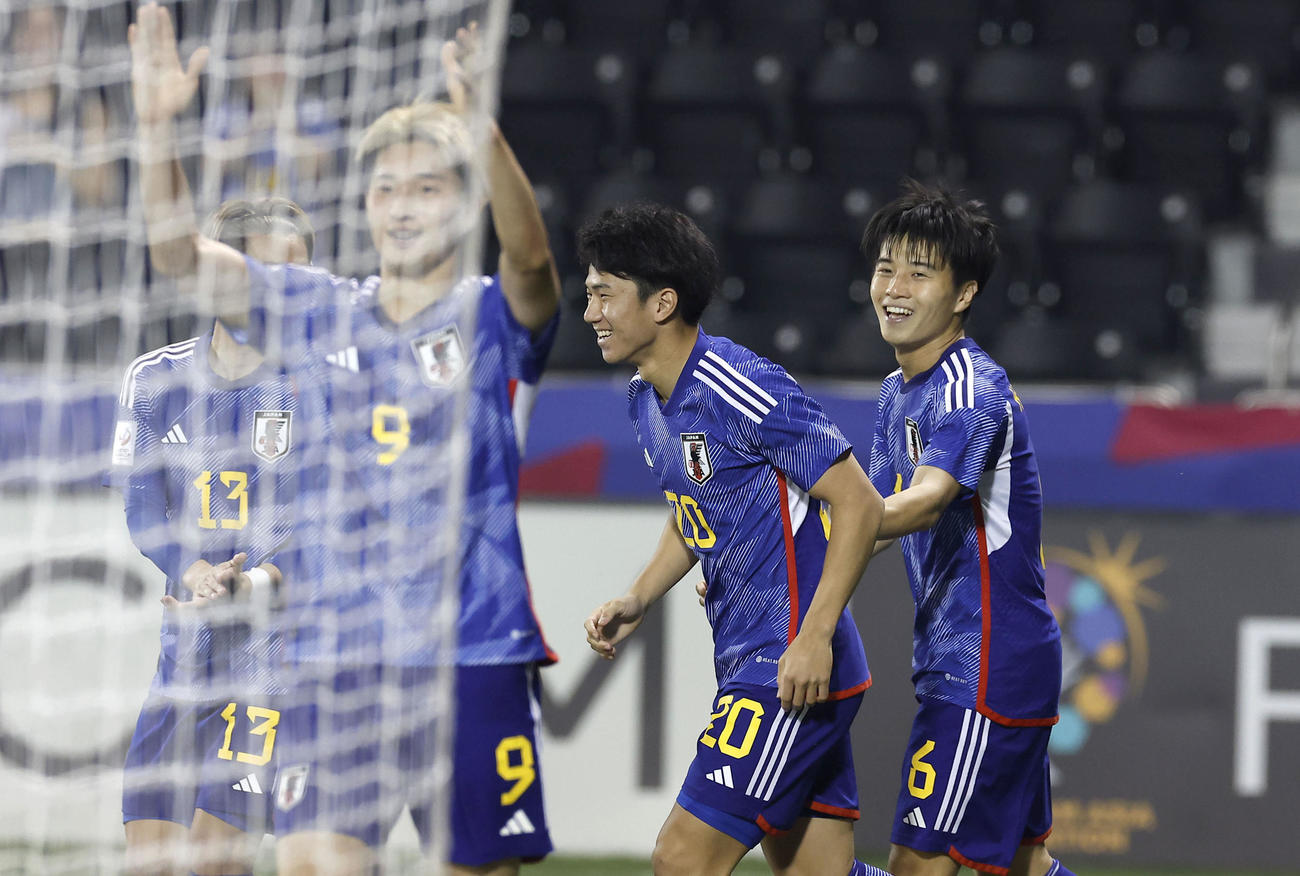 日本－UAE　後半、チーム2点目のゴールを決め、喜ぶ川崎（右端）（共同）