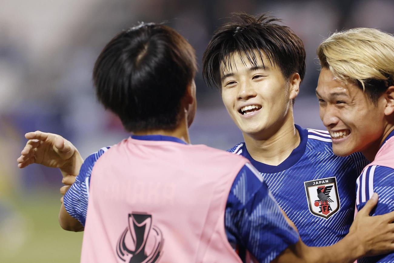 日本対UAE　後半、チーム2点目のゴールを決めた川崎（中央）は松木らの祝福に笑顔（共同）