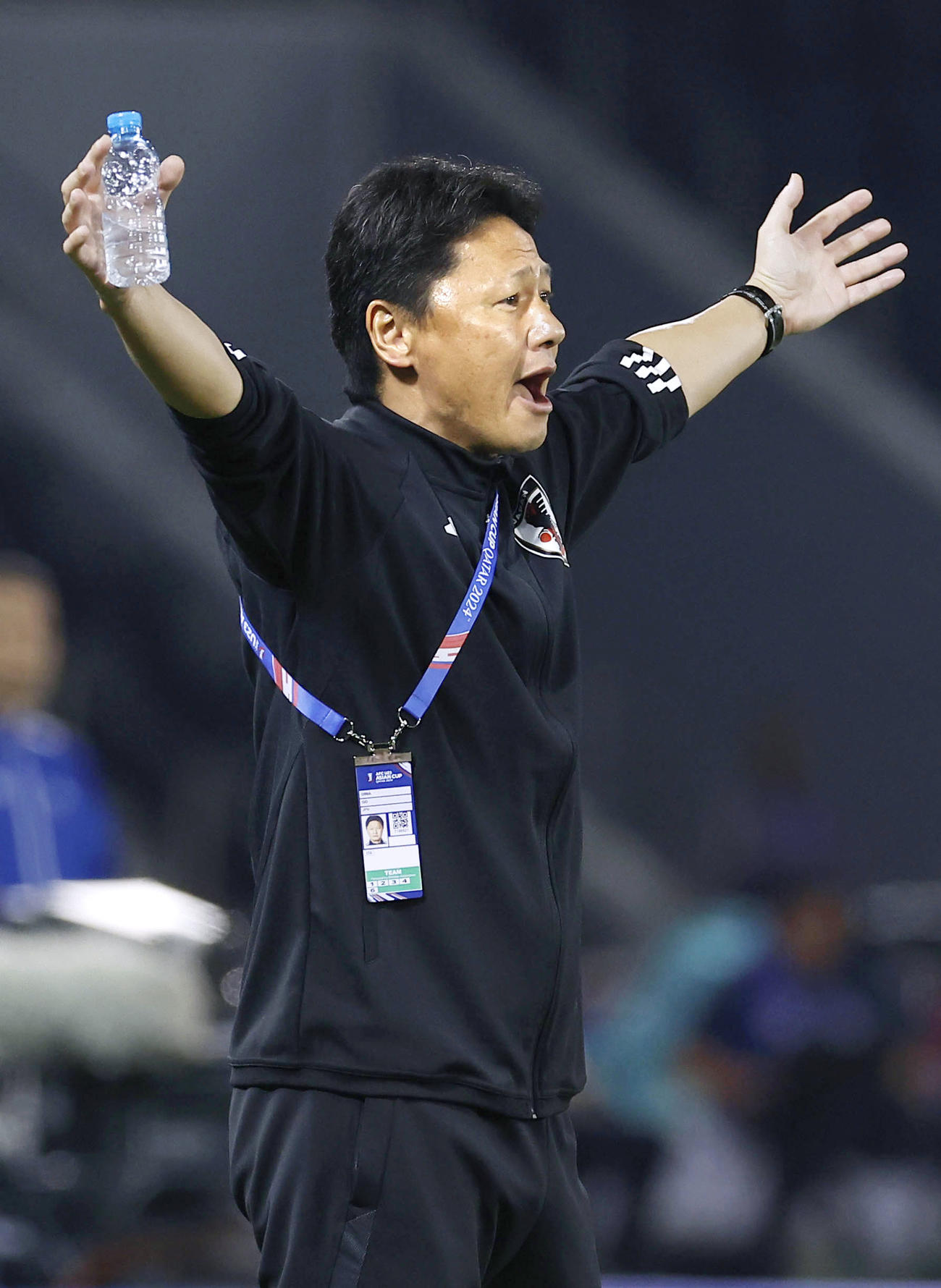 日本対UAE　UAE戦の後半、アピールする大岩監督（共同）