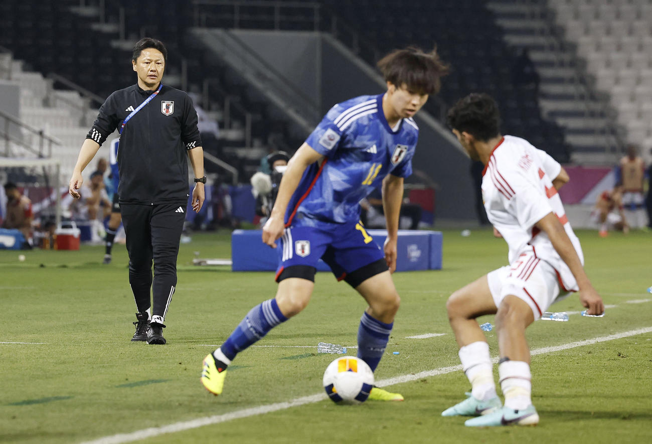 日本対UAE　試合を見守る大岩監督（左）（共同）