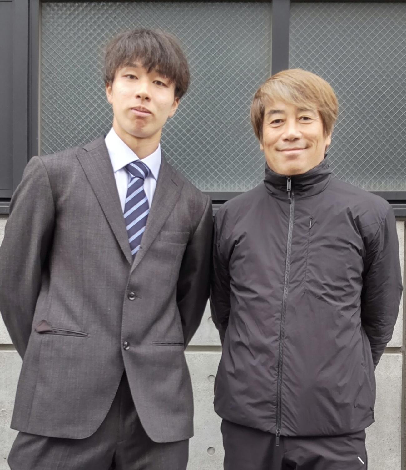 写真に納まるU－23日本代表FW内野航太郎（左）と筑波大学蹴球部テクニカルアドバイザーの中西哲生さん（撮影・佐藤成）
