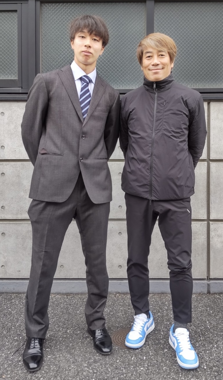 写真に納まるU－23日本代表FW内野航太郎（左）と筑波大学蹴球部テクニカルアドバイザーの中西哲生さん（撮影・佐藤成）