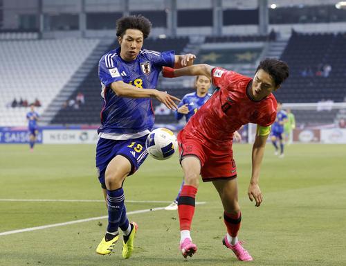 後半、競り合う内野航（左）（共同）