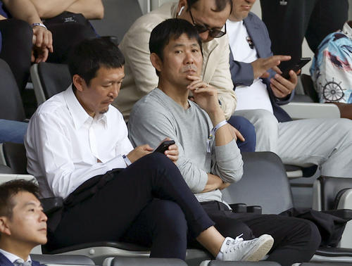 U－23日本－韓国戦の視察に訪れた森保監督（右）（共同）