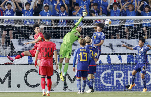 前半、ゴール前で競り合うGK野沢大（奥左から2人目）ら（共同）