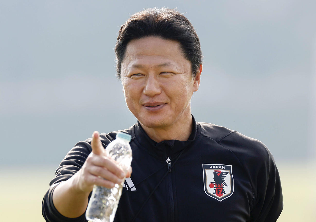 韓国戦に向けた最終調整を前に笑顔を見せる大岩監督（共同）
