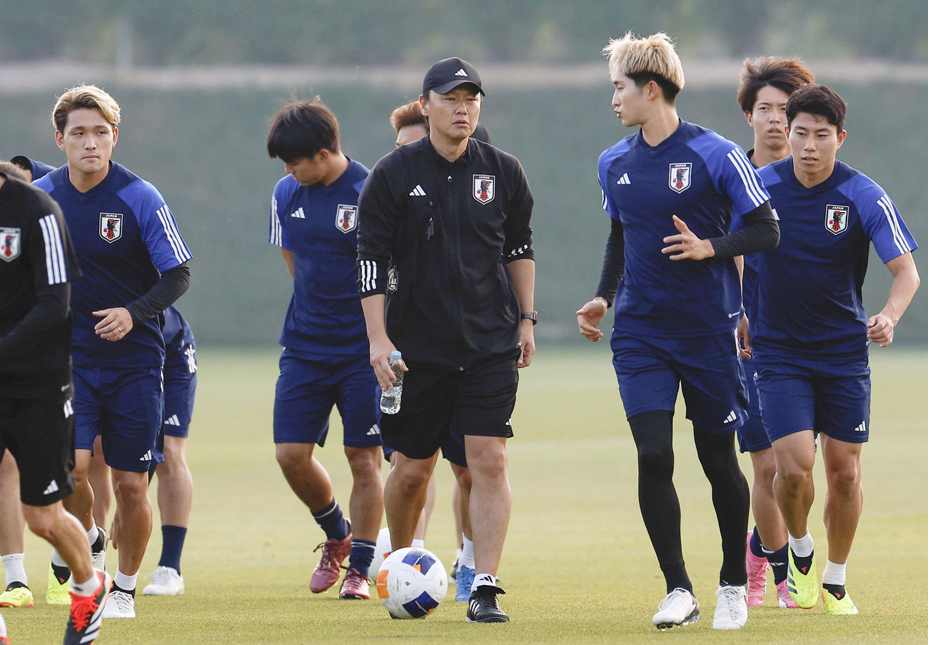 韓国戦に向けた最終調整に臨む大岩監督（中央）らU―23日本代表（共同）