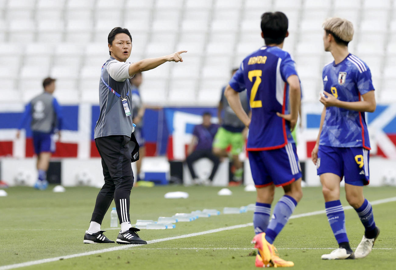 前半、指示を出す大岩監督（左）（共同）