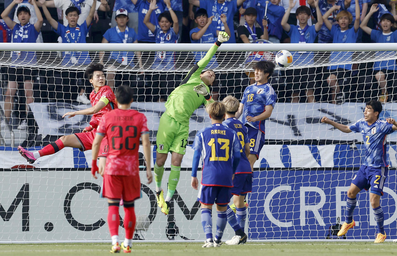 日本対韓国　前半、ゴール前で競り合うGK野沢大（奥左から2人目）ら（共同）