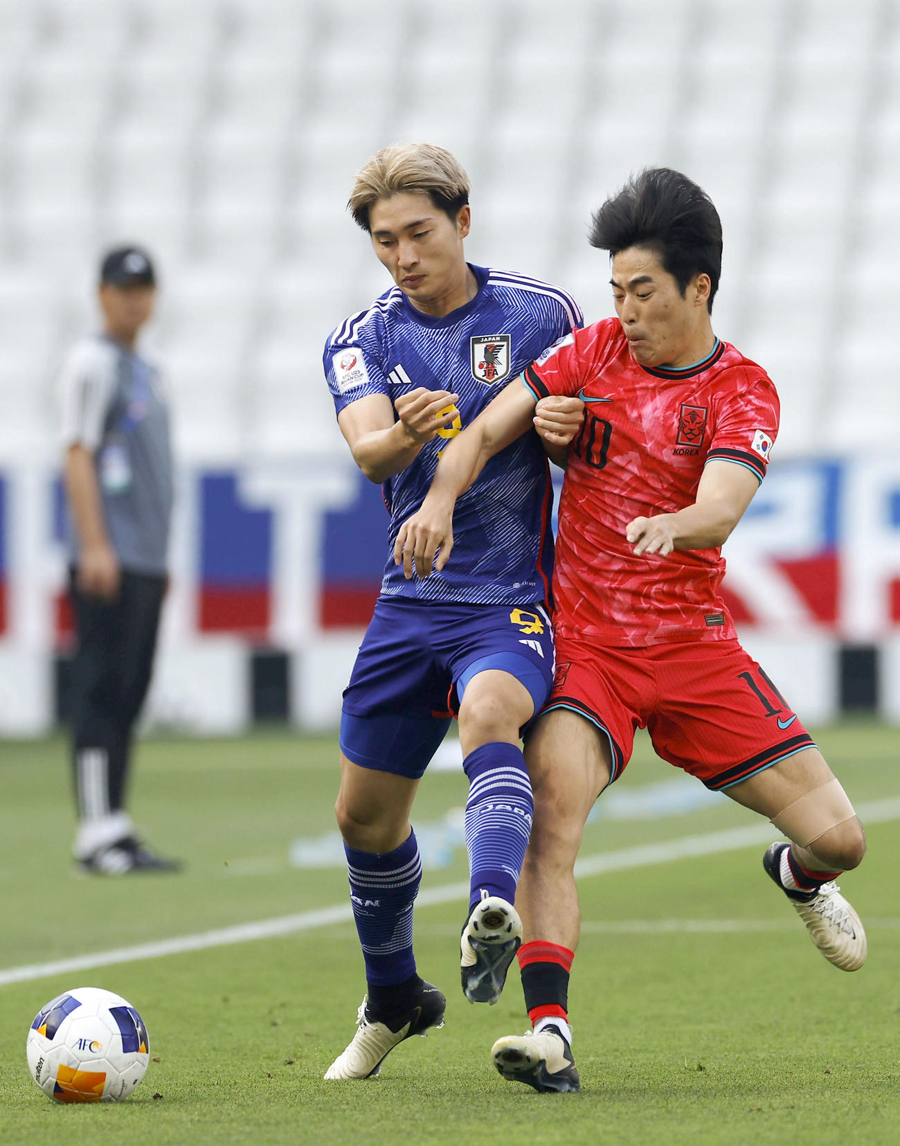 日本対韓国　前半、競り合う藤尾（左）（共同）