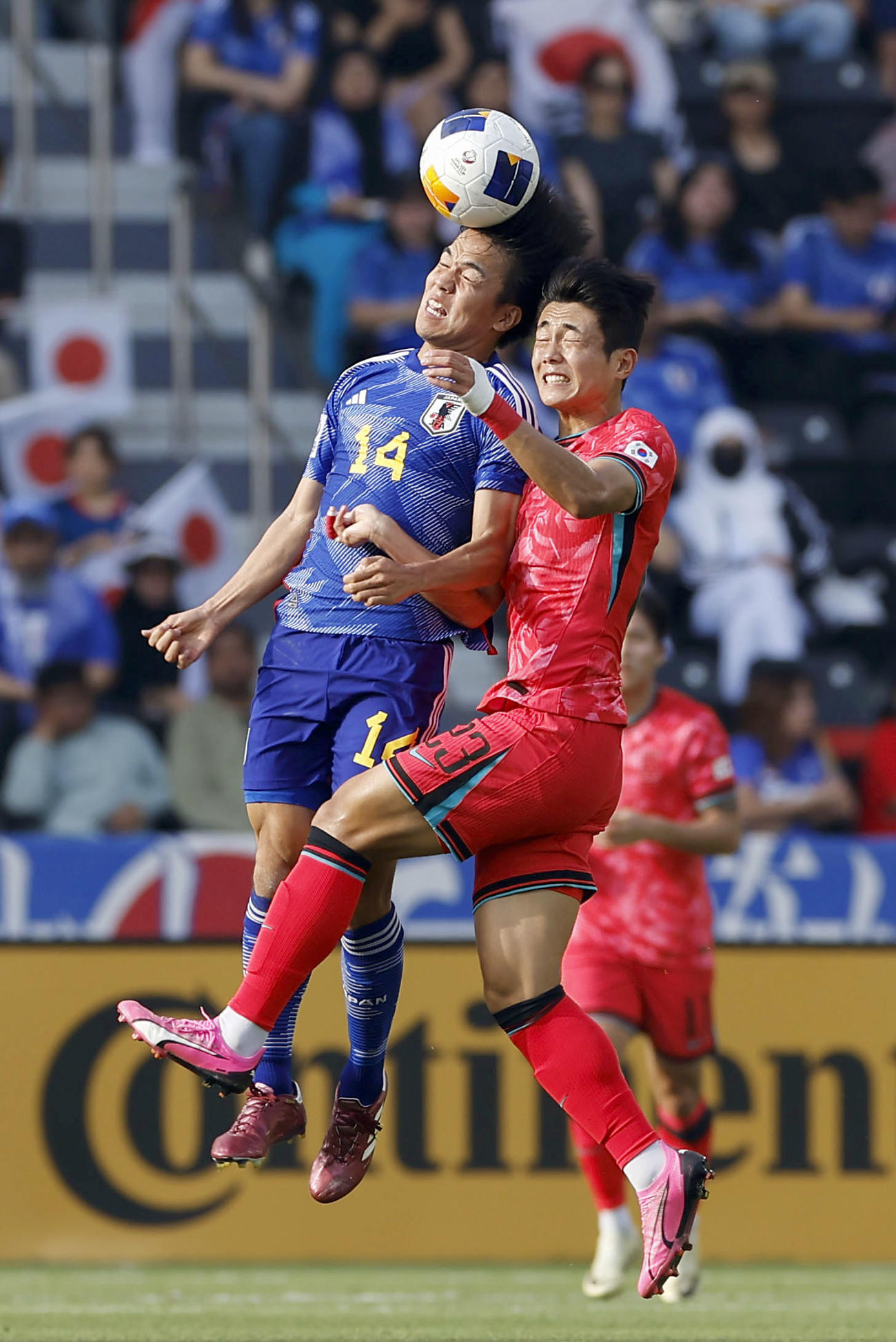 日本対韓国　前半、ヘディングで競り合う田中（共同）