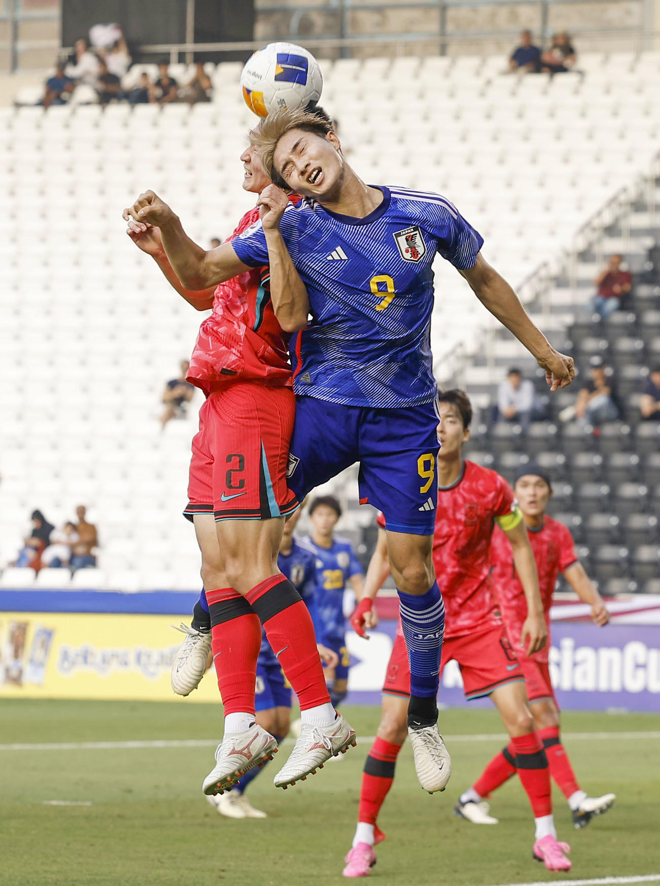 日本対韓国　前半、競り合う藤尾（右）（共同）