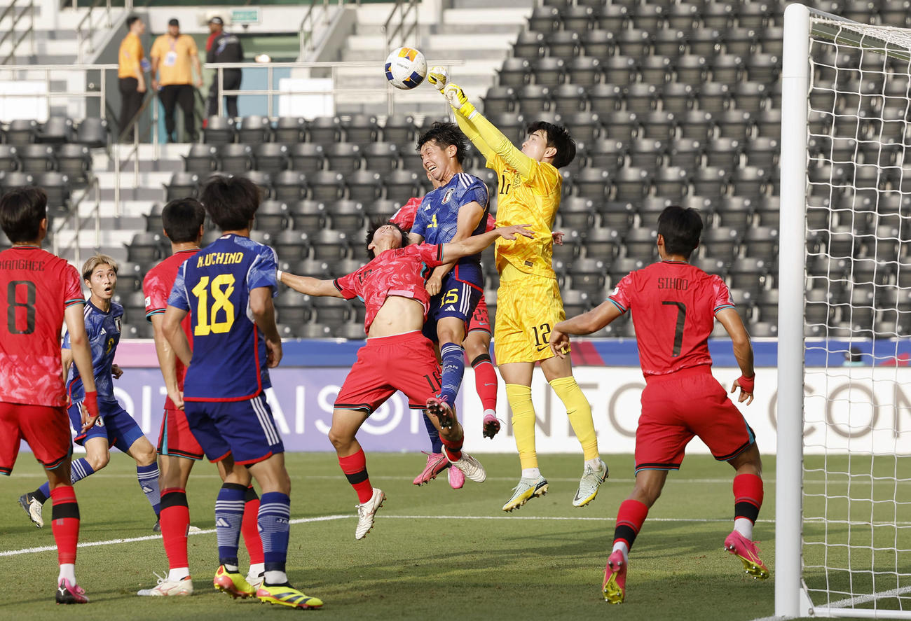日本―韓国　前半、ゴール前で競り合う鈴木（右から3人目）（共同）