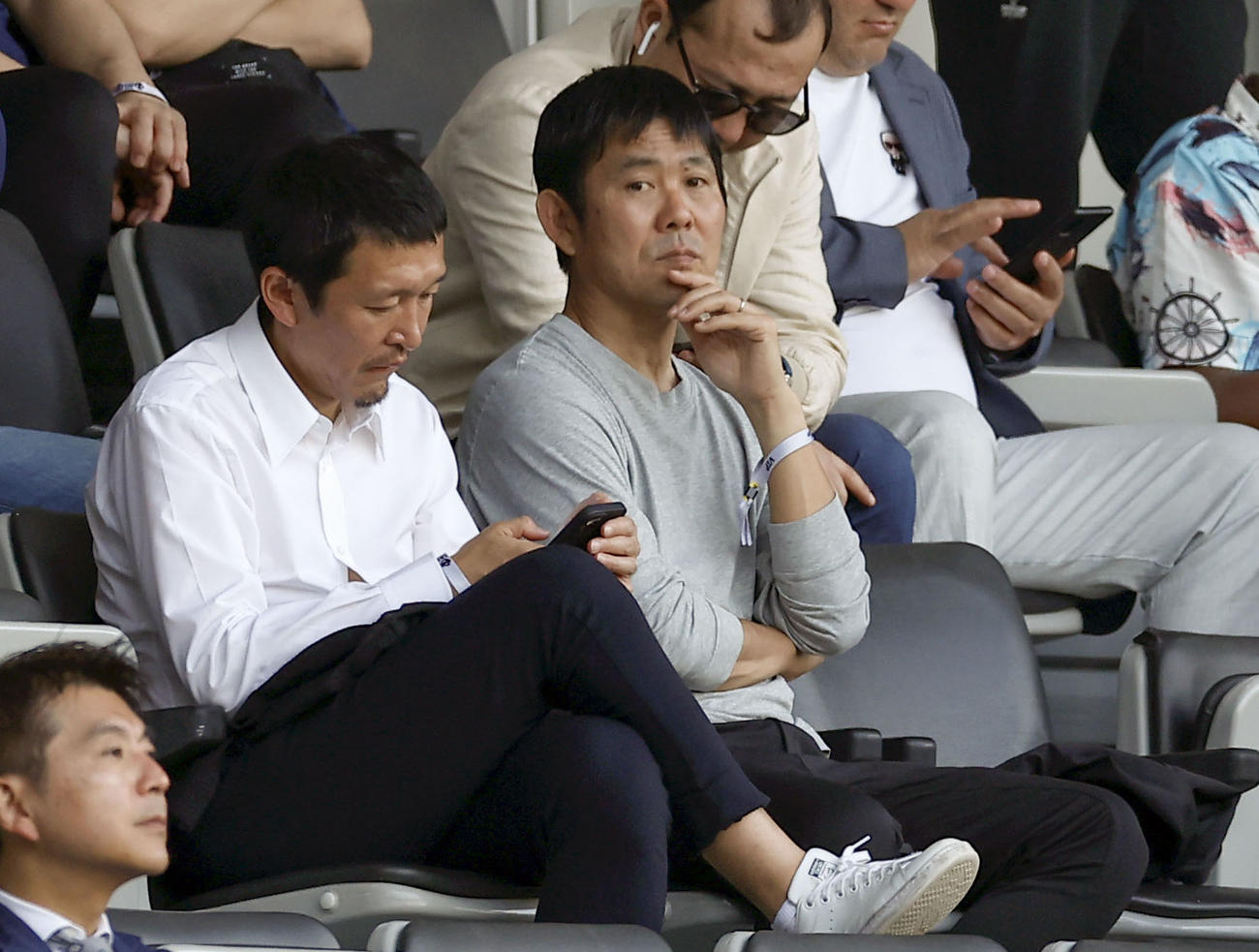 U－23日本－韓国戦の視察に訪れた森保監督（右）（共同）
