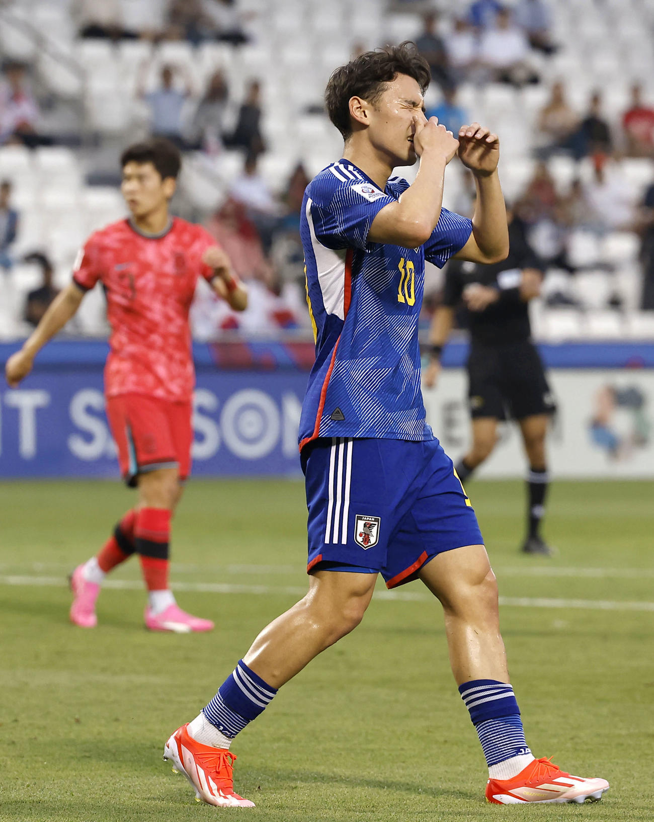 日本対韓国　後半、シュートを外し、悔しがる佐藤（共同）