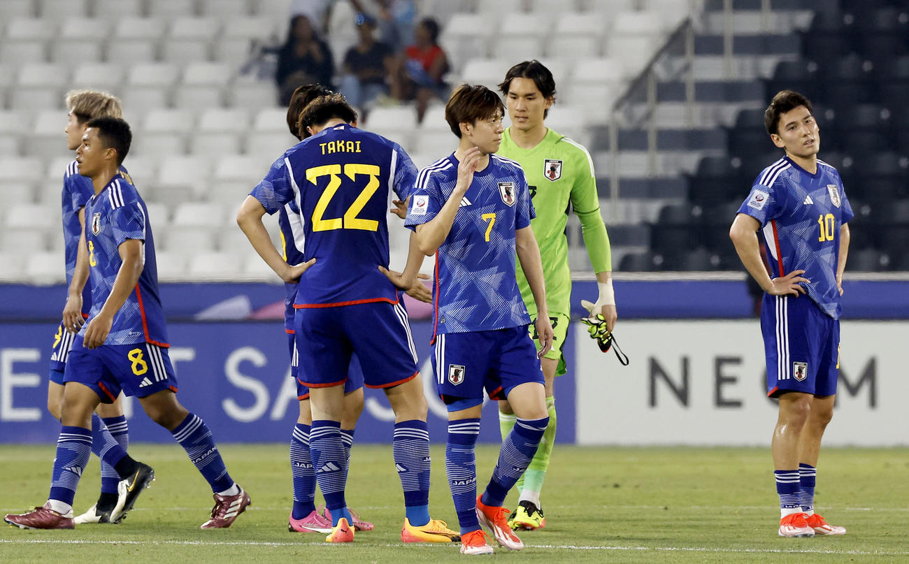 韓国に敗れ、ぼうぜんとする佐藤（右）らU－23日本代表（共同）
