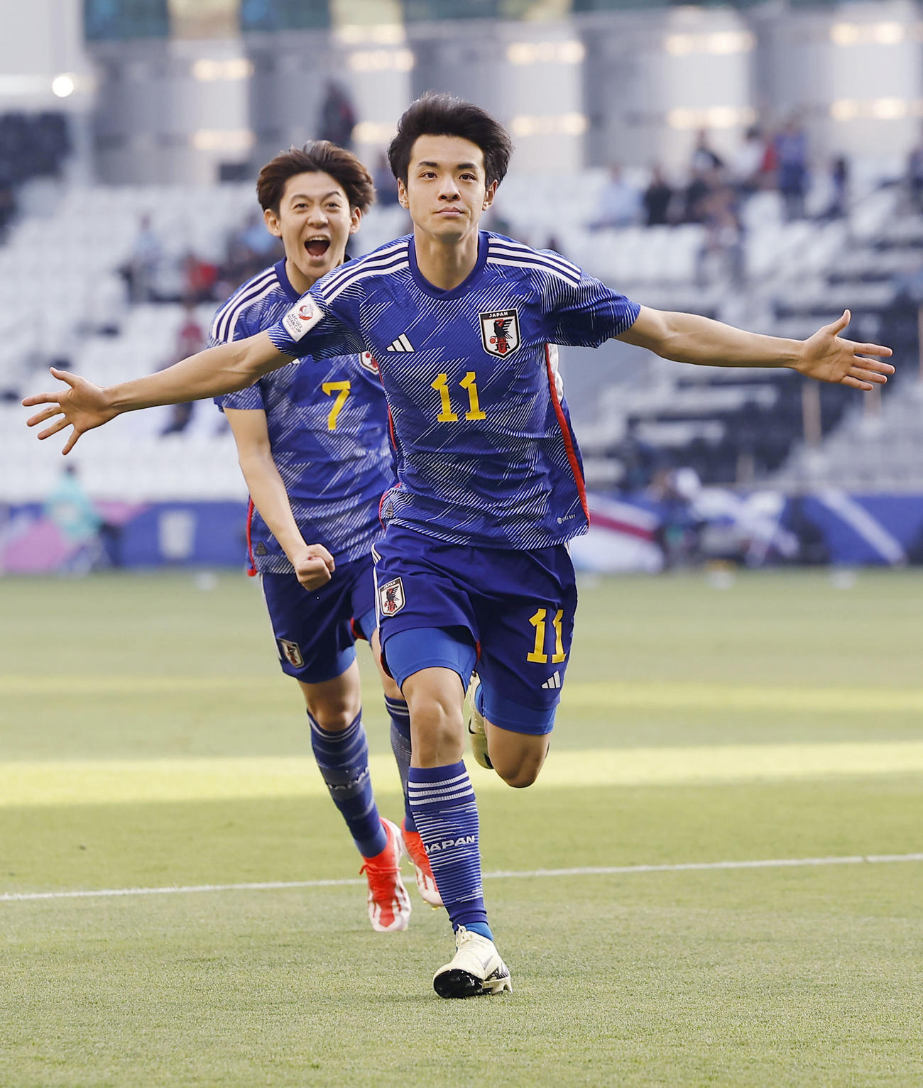 日本対カタール　前半、先制ゴールを決め、駆け出す山田楓（手前）（共同）