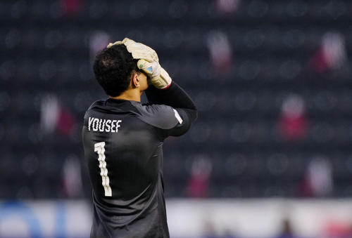 前半、退場処分となり、頭を抱えるカタールのGKアブドラハ（共同）
