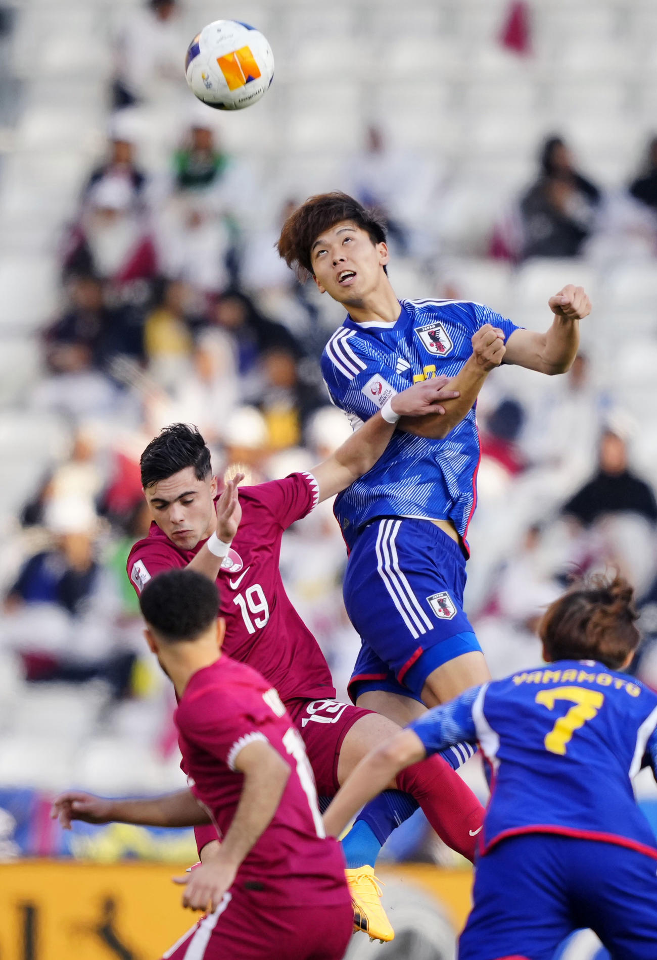 日本―カタール　前半、空中で競り合う高井（右上）＝ドーハ（共同）