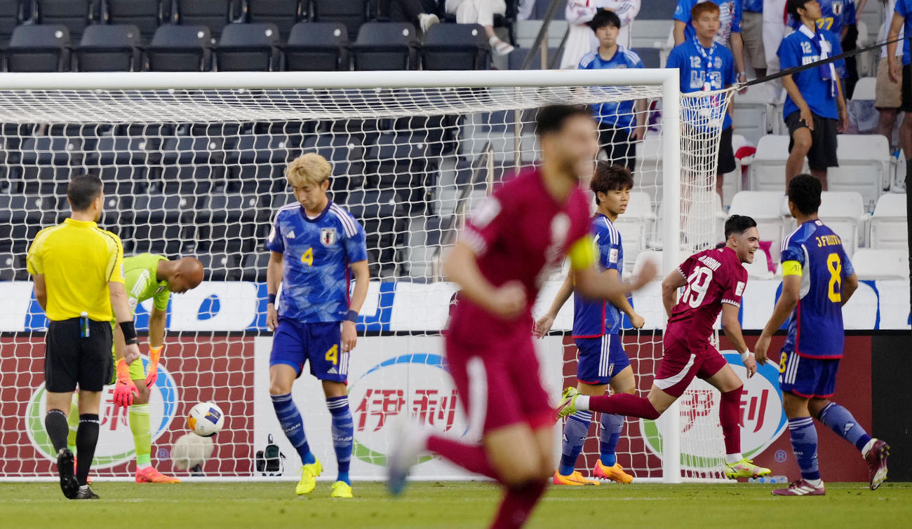 日本対カタール　前半、ゴールを決め駆け出すカタールのラウィ（右から2人目）（共同）